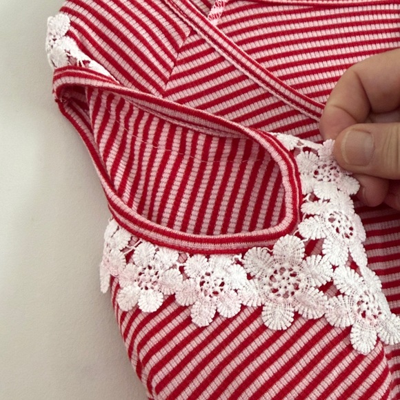 Allie & Rob Lace Trimmed Cold Shoulder Red Striped Tee Size L NWT - Picture 4 of 10